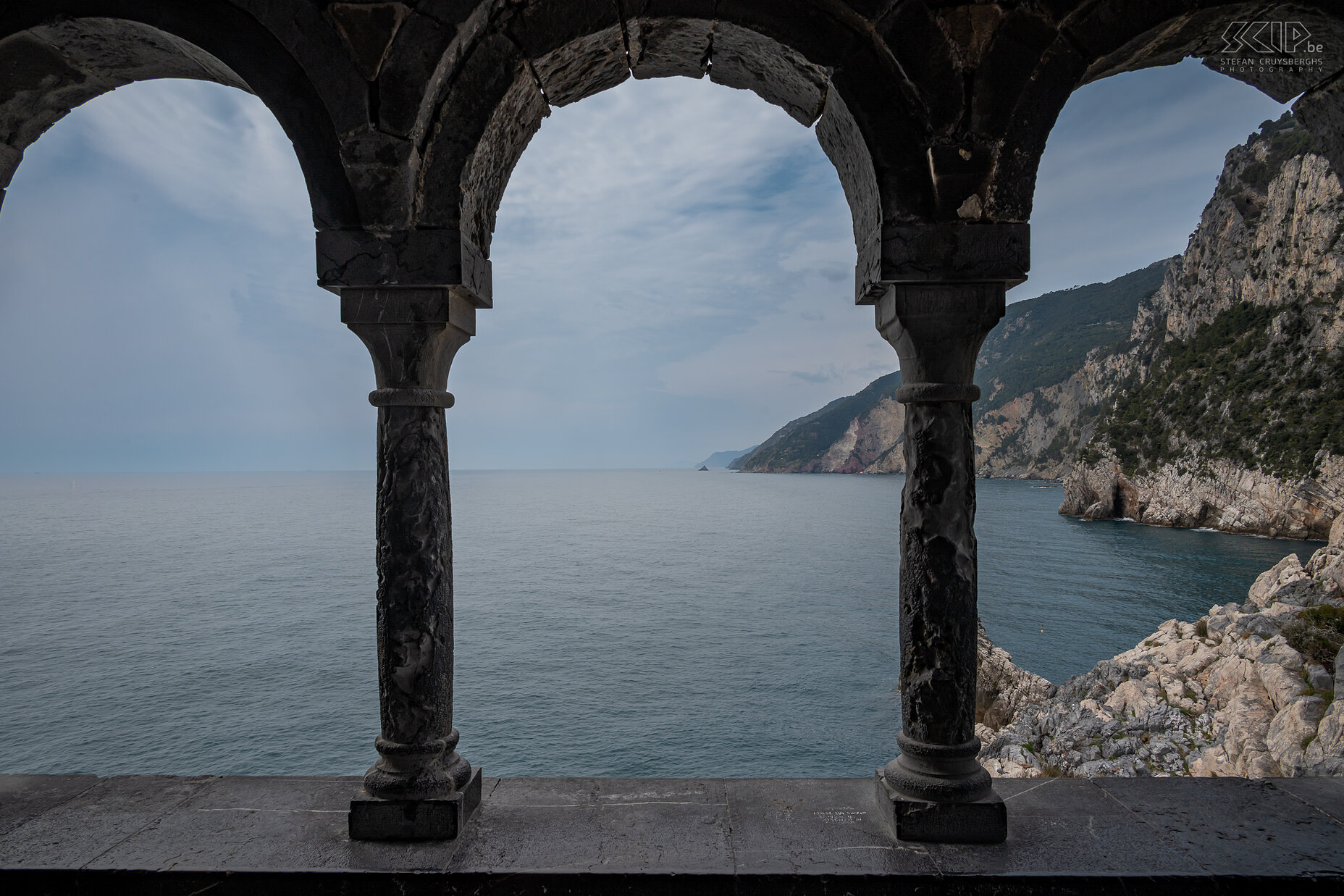 Portovenere - Chiesa di San Pietro De kerk van San Pietro is een oude kerk gewijd aan Sint-Pieter, gebouwd op een rotsachtige rand in Portovenere, tegenover de prachtige Golf van Poëet (de Golf di Poëti). De kerk werd ingewijd in 1198. De zwart-witte banden op de muren werden in de 13e eeuw door de Genuezen toegevoegd. Stefan Cruysberghs